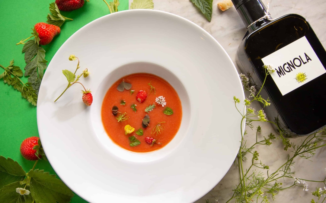 Zuppetta Di Fragole E Pomodoro Con Olio Extravergine Di Oliva Mignola